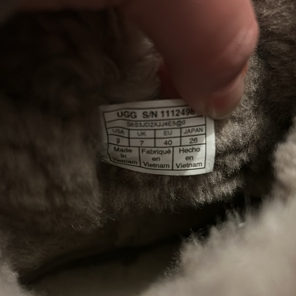 Ugg boot with side zipper. - Picture 5 of 10